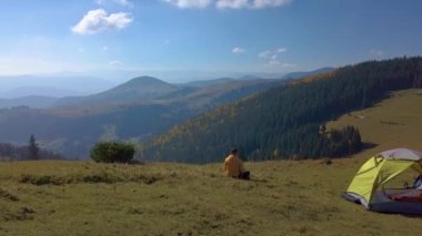 Hava - çadır yakınındaki turist üzerinde dağın üzerinde uçan