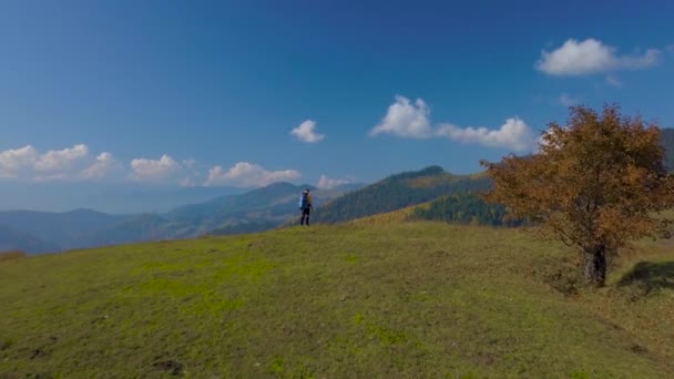 Ein Tourist mit Rucksack unterwegs in den Karpaten — Stockvideo