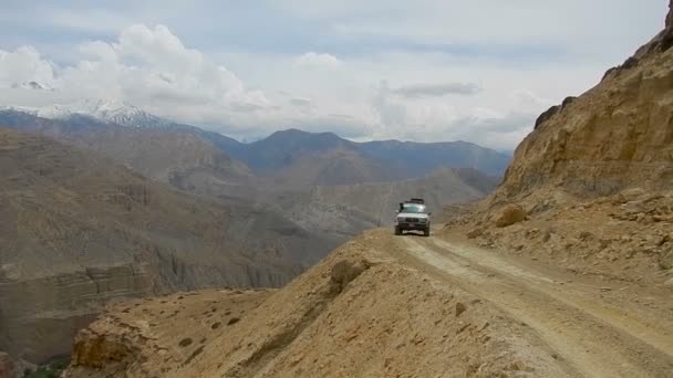 Mobil berjalan di jalan gunung yang berbahaya — Stok Video