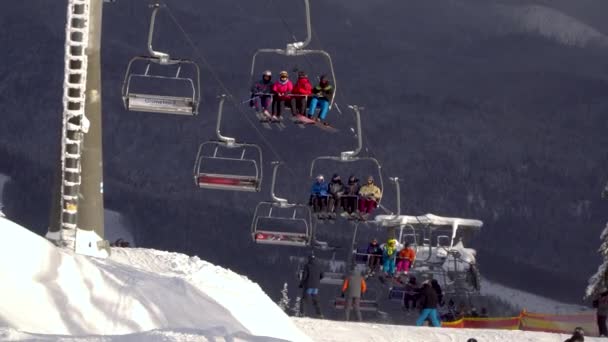 滑雪缆车搭载滑雪者和滑雪者在山上. — 图库视频影像