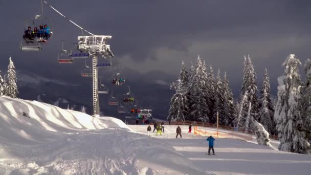 Telesilla Lleva Esquiadores Snowboarders Montaña Clima Soleado Pero Nubes Oscuras — Vídeos de Stock