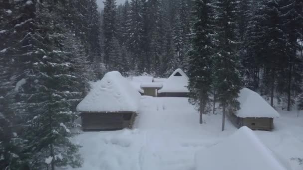 Fliegen Über Holzhäuser Traditionelle Hirtenhäuser Den Karpaten Die Dächer Der — Stockvideo