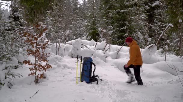 Backpacker wandern im Winterwald — Stockvideo