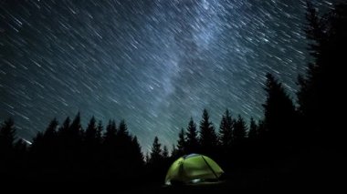 Gece gökyüzünde yıldız izleri