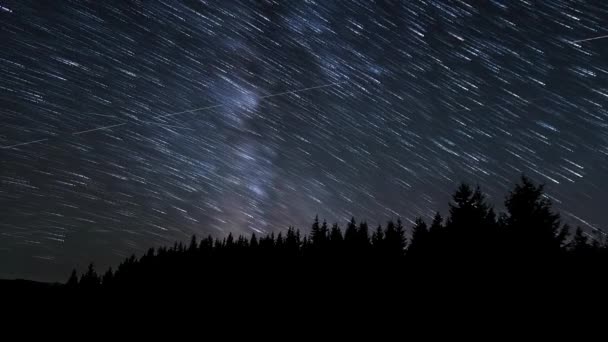 Senderos de estrellas en el cielo nocturno — Vídeo de stock