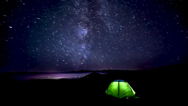 Csillagok nyomai az éjszakai égen — Stock videók