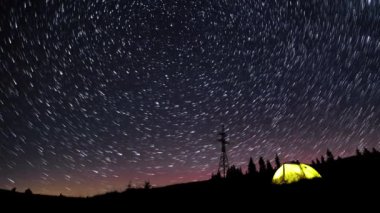 Gece gökyüzünde yıldız izleri