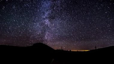 Gece gökyüzünde yıldız izleri