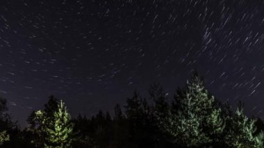Gece gökyüzünde yıldız izleri