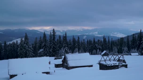 Temps écoulé depuis les nuages qui coulent dans le ciel en hiver — Video