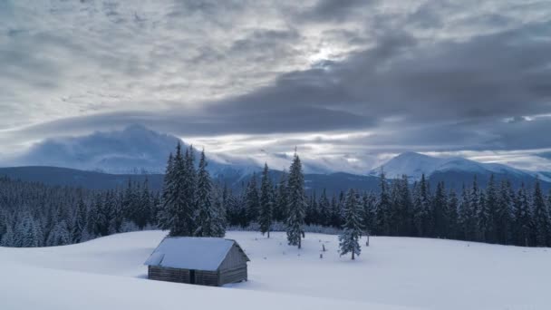 Tiempo de caducidad de las nubes que fluyen sobre las montañas y el bosque en invierno — Vídeos de Stock