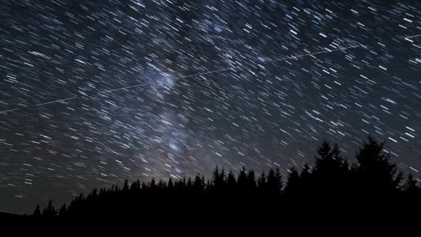 Senderos de estrellas en el cielo nocturno — Vídeo de stock