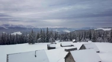 Karpatlar küçük köyde üzerinde uçan dağları