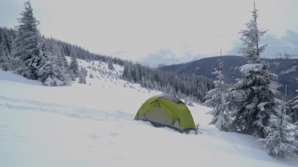 Zimowa wycieczka w górach — Wideo stockowe