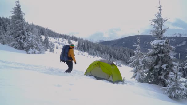 Viaje de invierno en las montañas — Vídeo de stock