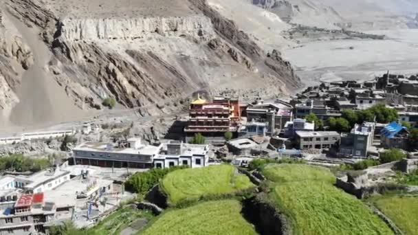 Widok z lotu ptaka na Kagbeni i dolinę górską w Himalajach — Wideo stockowe