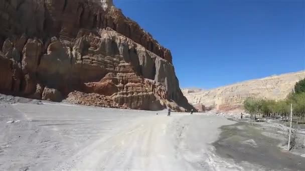 Passeios de motociclista ao longo do vale do rio Himalaia — Vídeo de Stock