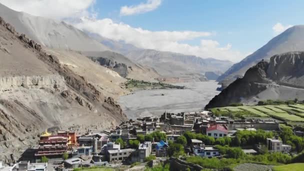 Letecký pohled na Kagbeni a horské údolí v Himalájích — Stock video