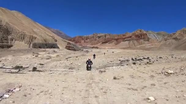 Мотоциклисты ездят по Тибетскому плато — стоковое видео