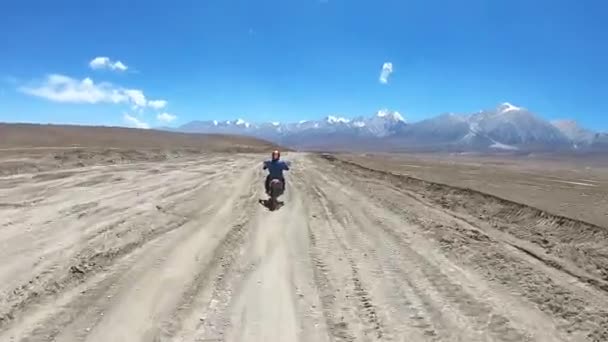 Motorcyklister rida genom den tibetanska platån — Stockvideo