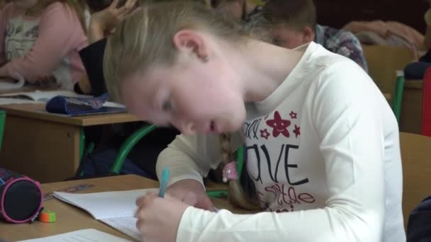 Uczniowie studiują w szkole — Wideo stockowe