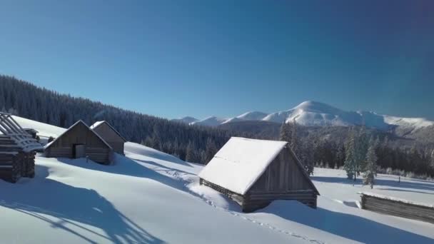 Volare sulle montagne e sulle case dei pastori in inverno — Video Stock