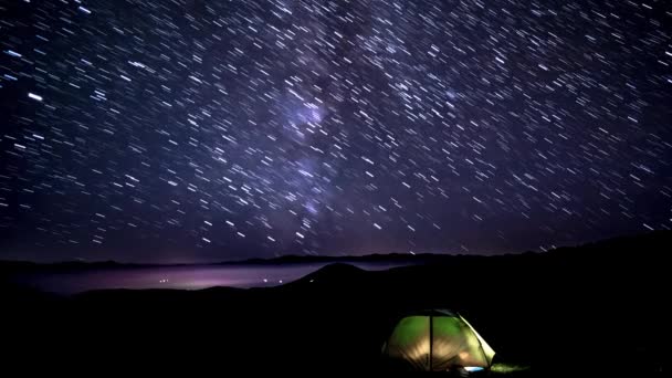 Senderos de estrellas en el cielo nocturno — Vídeos de Stock