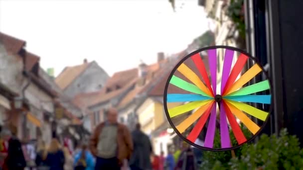 Pinwheel på gatan av den gamla staden — Stockvideo