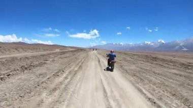 Bisikletçiler Tibetli Plato üzerinden binmek