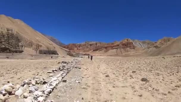 Motociclistas cabalgan por la meseta tibetana — Vídeos de Stock