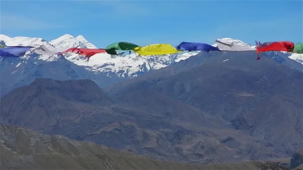 Banderas budistas de oración en himalayas — Vídeos de Stock