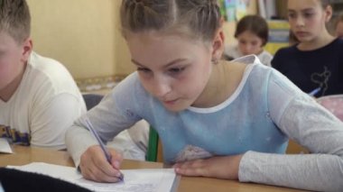 Öğrenciler okulda çalışma