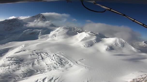 El avión vuela sobre las montañas del Himalaya — Vídeos de Stock