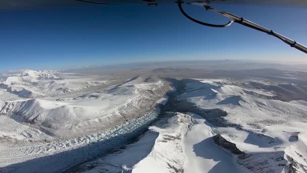 O avião voa sobre as montanhas do Himalaia — Vídeo de Stock