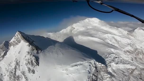 El avión vuela sobre las montañas del Himalaya — Vídeos de Stock