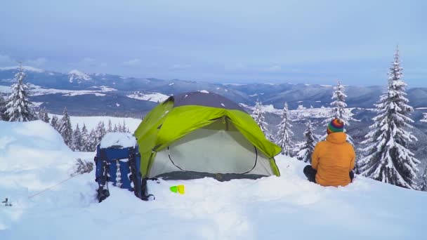 Viaje de invierno en las montañas — Vídeo de stock