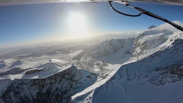 El avión vuela sobre las montañas del Himalaya — Vídeos de Stock