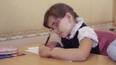 Öğrenciler okulda çalışma