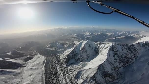 Самолет пролетает над Гималаями — стоковое видео