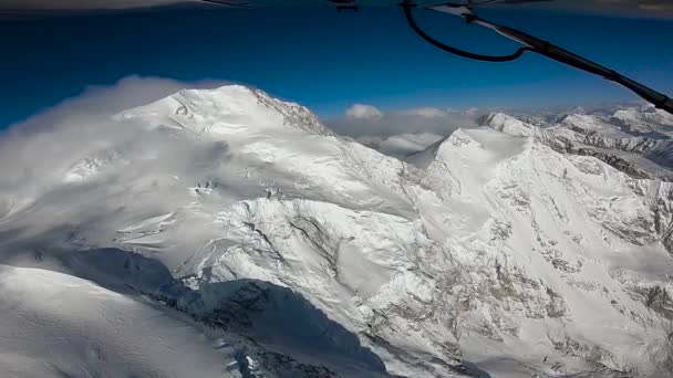 El avión vuela sobre las montañas del Himalaya — Vídeos de Stock