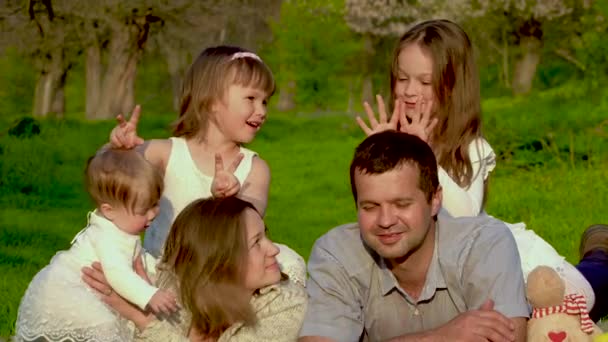 Glückliche Familie mit Kindern — Stockvideo