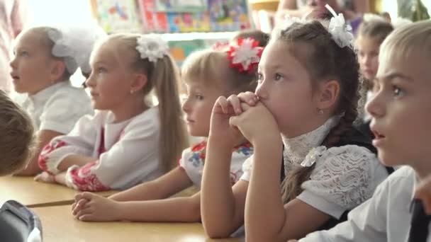 Alumnos estudian en la escuela — Vídeo de stock