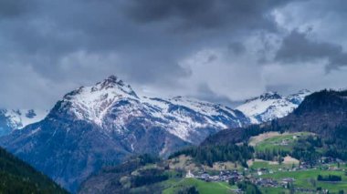 Bulutlar Dolomitlerin Üzerine Taşı