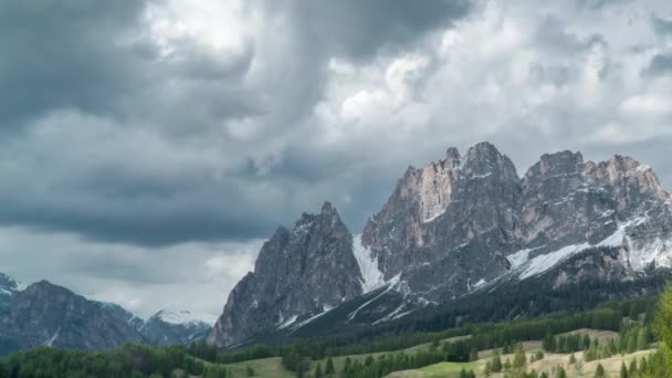 Nuvens se movem sobre as Dolomitas — Vídeo de Stock