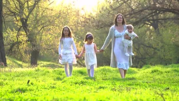 Mamma och hennes döttrar går i parken — Stockvideo