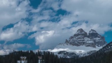 Bulutlar Dolomitlerin Üzerine Taşı