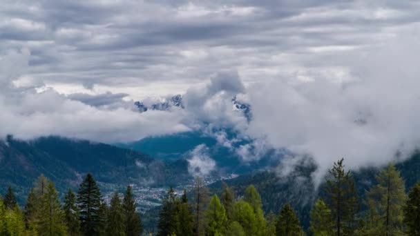 Хмари переміщаються по доломітах — стокове відео
