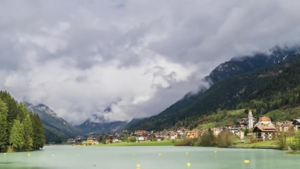 Bulutlar Dolomitlerin Üzerine Taşı — Stok video