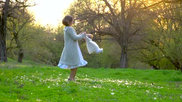 Anne parkta küçük kızı ile oynuyor — Stok video