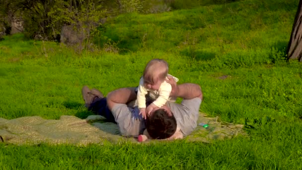 Papa spielt mit seiner Tochter im Park. — Stockvideo